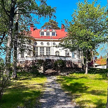 Kivisaari Hotel *